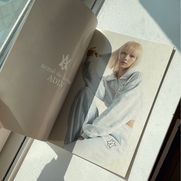 BLACKPINK LISA MAGAZINE BOOK - Picture 2 of 12